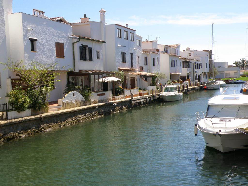 Waterside Apartment - Two Bedroom Empuriabrava Værelse billede
